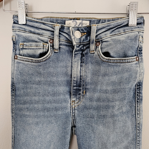 We The Free high rise skinny jeans light wash stretch raw hem size 24 - Picture 5 of 9